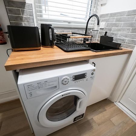Seaside Retreat: Luxury 1-Bed, Free Parking Daire Portsmouth Dış mekan fotoğraf