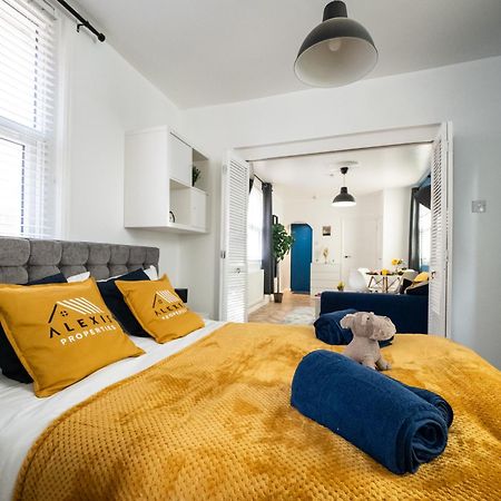 Seaside Retreat: Luxury 1-Bed, Free Parking Daire Portsmouth Dış mekan fotoğraf
