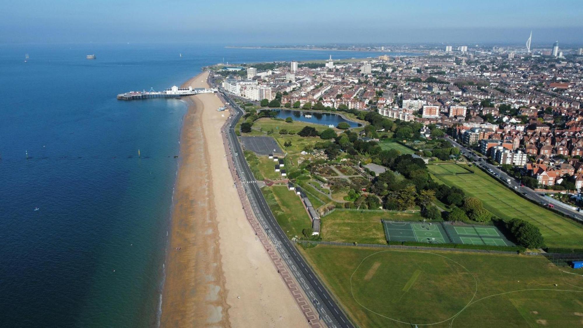 Seaside Retreat: Luxury 1-Bed, Free Parking Daire Portsmouth Dış mekan fotoğraf