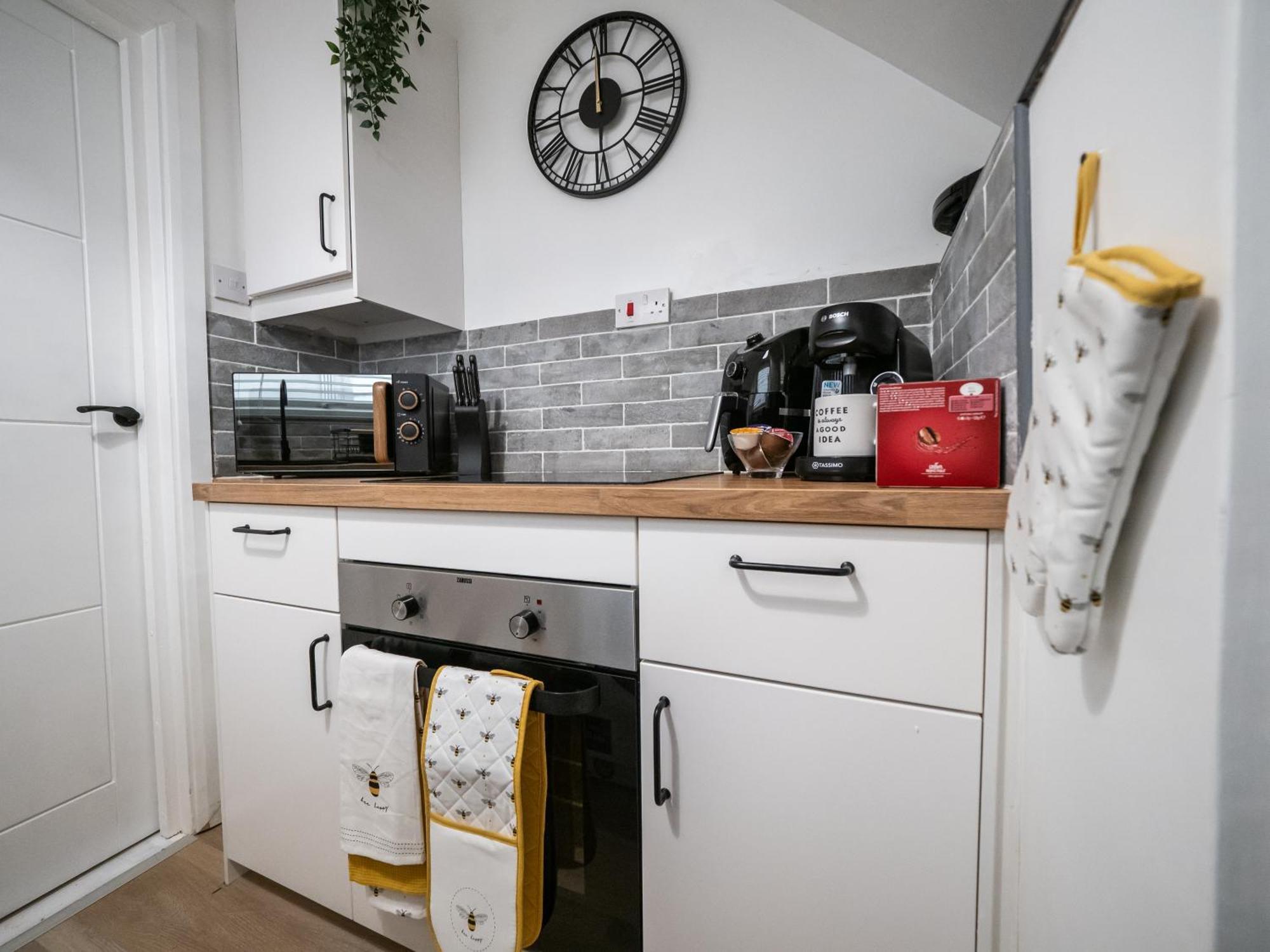 Seaside Retreat: Luxury 1-Bed, Free Parking Daire Portsmouth Dış mekan fotoğraf