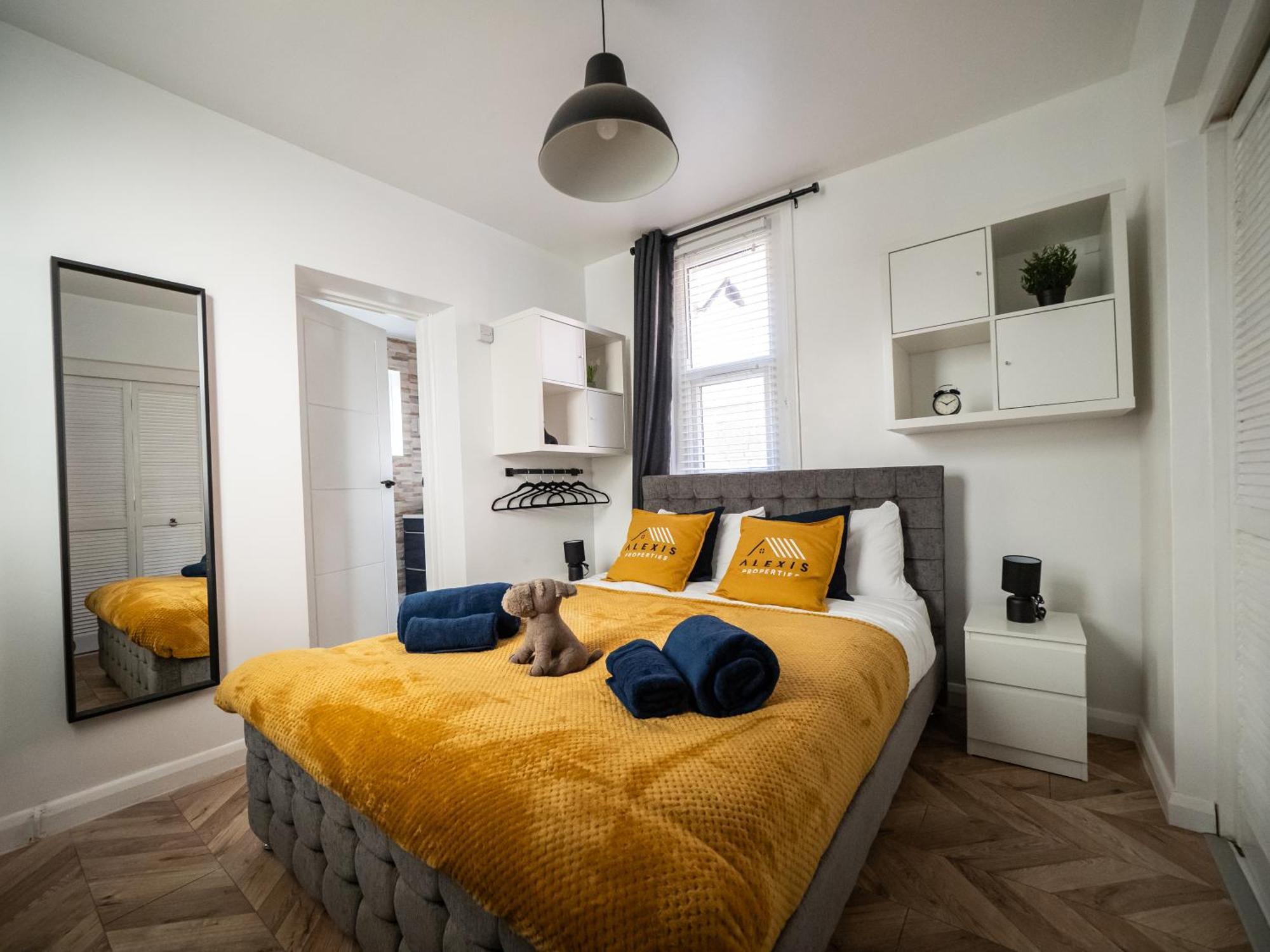 Seaside Retreat: Luxury 1-Bed, Free Parking Daire Portsmouth Dış mekan fotoğraf