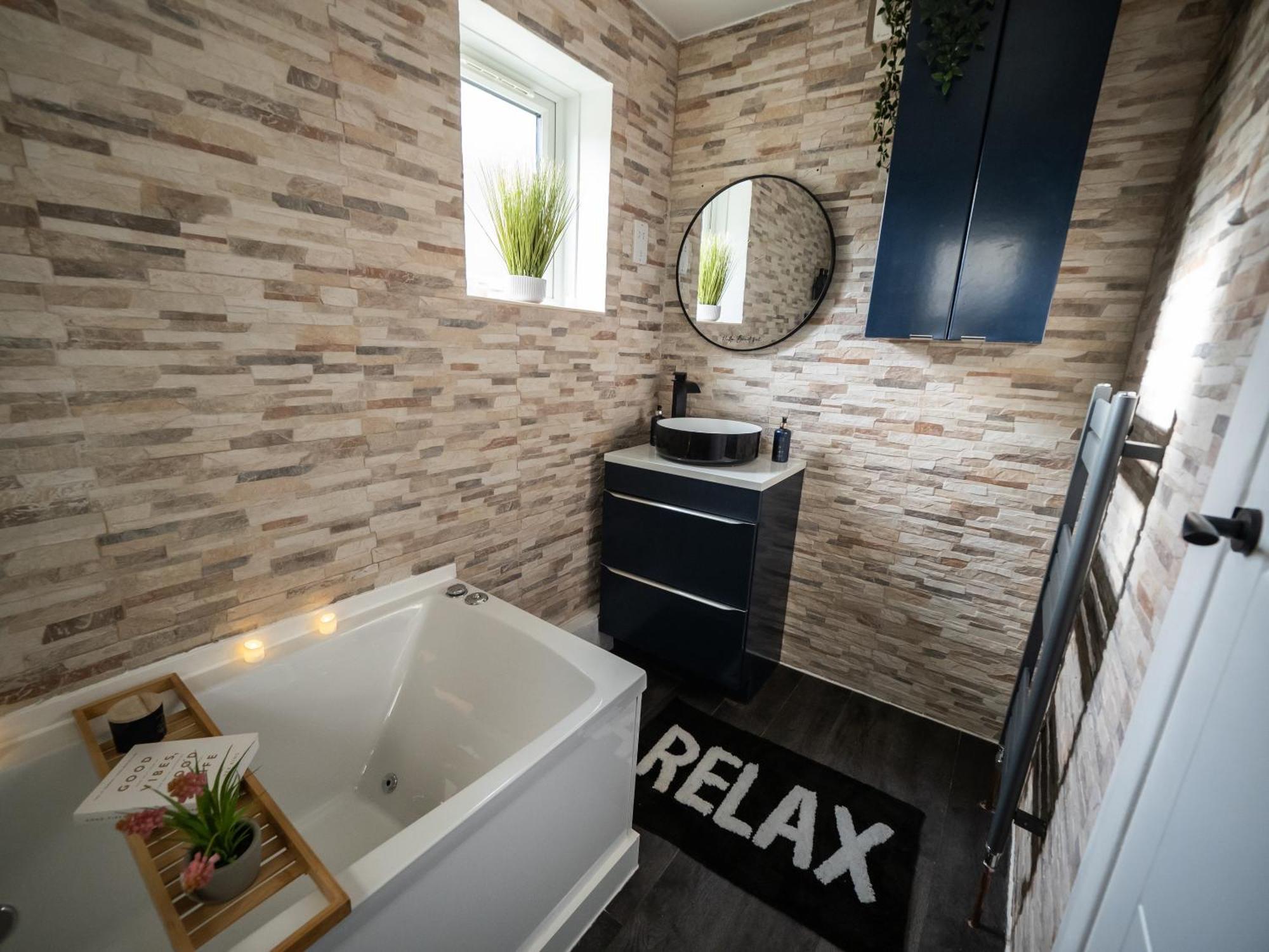 Seaside Retreat: Luxury 1-Bed, Free Parking Daire Portsmouth Dış mekan fotoğraf