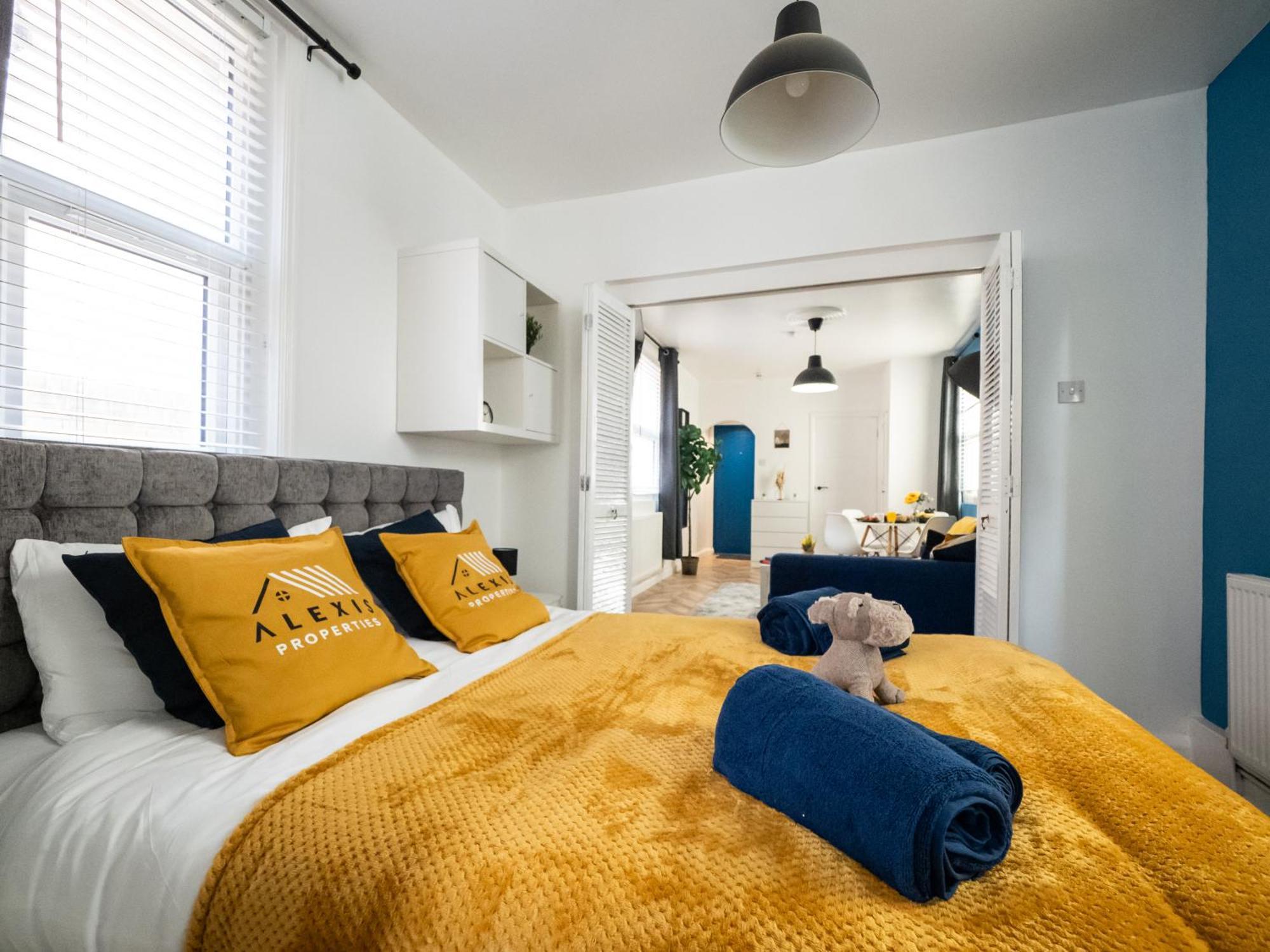 Seaside Retreat: Luxury 1-Bed, Free Parking Daire Portsmouth Dış mekan fotoğraf