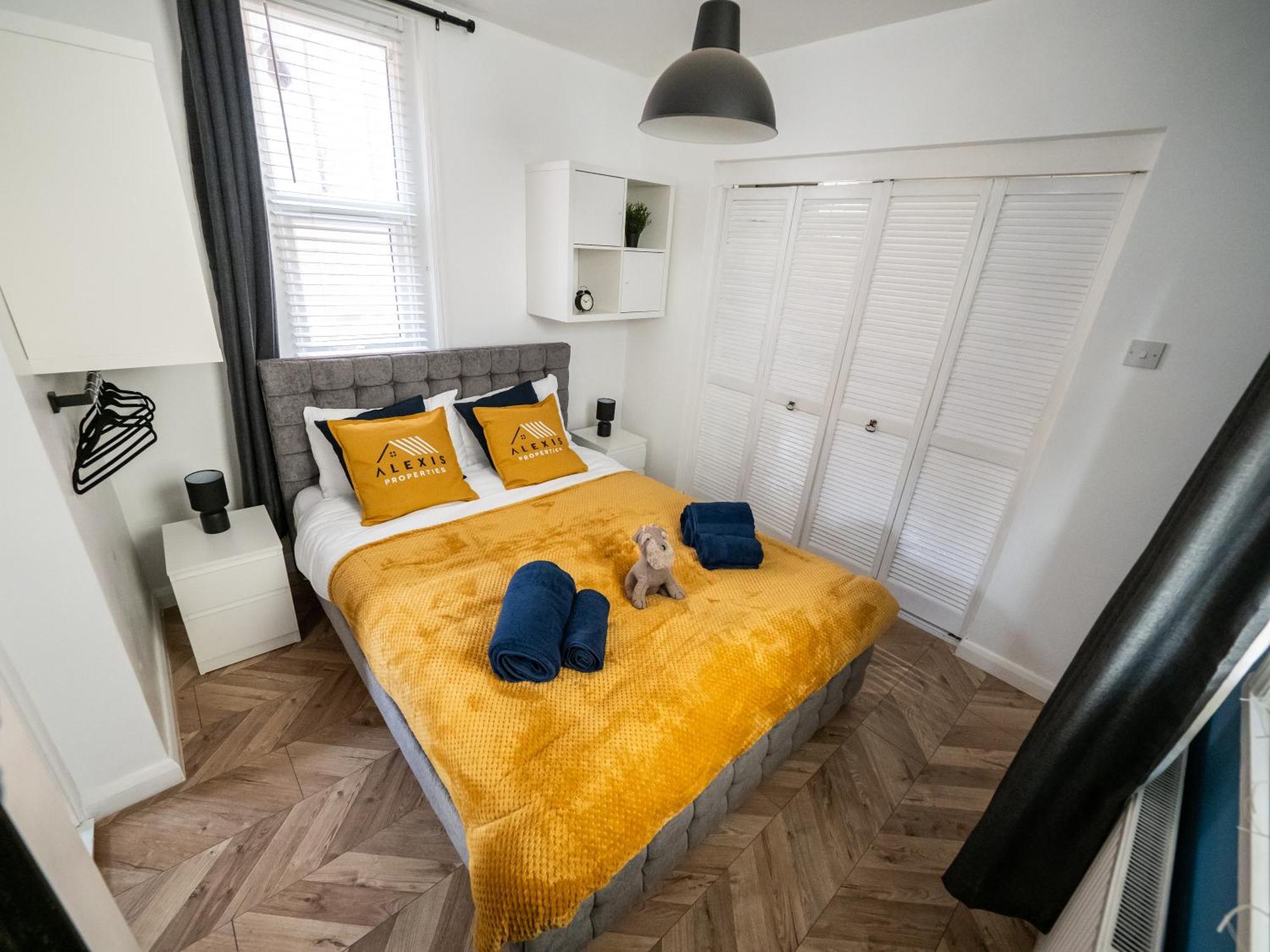 Seaside Retreat: Luxury 1-Bed, Free Parking Daire Portsmouth Dış mekan fotoğraf