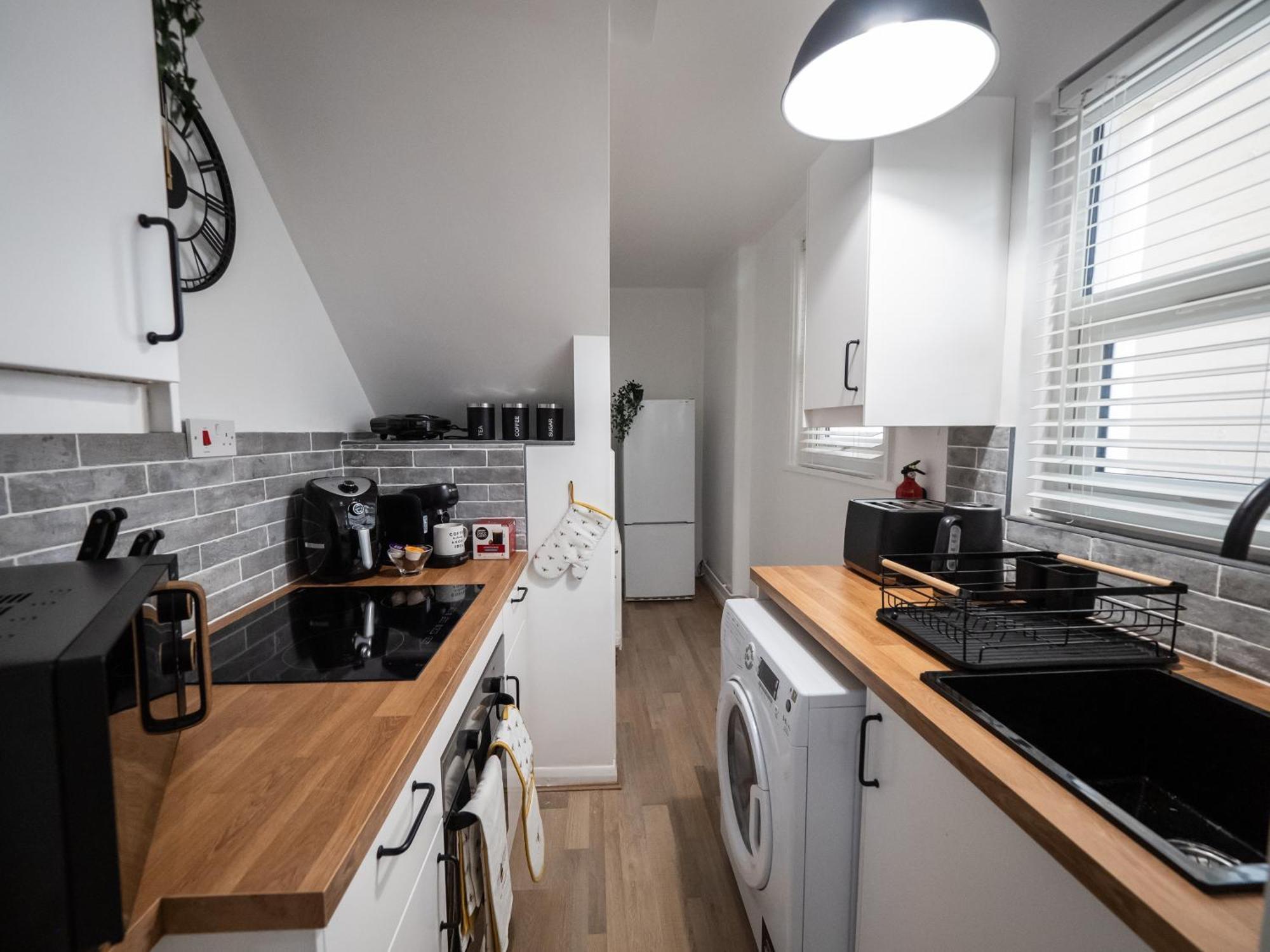 Seaside Retreat: Luxury 1-Bed, Free Parking Daire Portsmouth Dış mekan fotoğraf